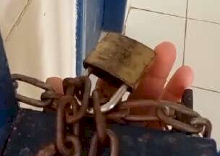 Em protesto, pais fecham escola ind&iacute;gena e cobram melhorias em Porto Murtinho