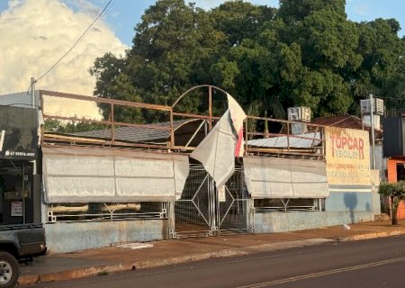 Temporal derruba &aacute;rvores e destelha casas na tarde deste s&aacute;bado