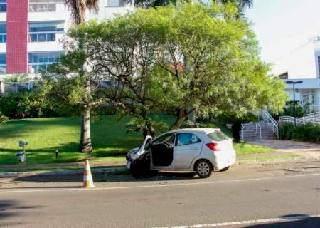 Caminh&atilde;o perde freio e atinge ve&iacute;culo estacionado na Ricardo Brand&atilde;o