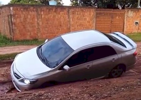 Segundo carro cai em cratera e moradores cobram solu&ccedil;&atilde;o