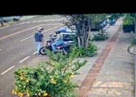 Dupla furta motocicleta estacionada em frente a loja no Centro