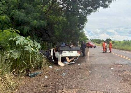 Idosa morre ap&oacute;s carro capotar 3 vezes no Anel Vi&aacute;rio