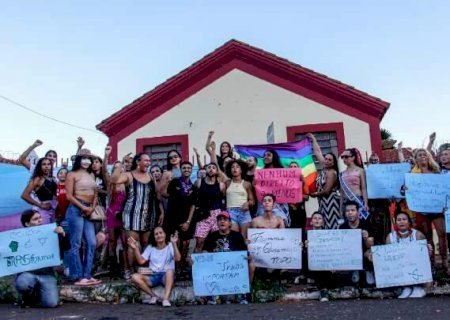 Grupo LGBT+ ocupa casa na Esplanada e cobra abrigo prometido