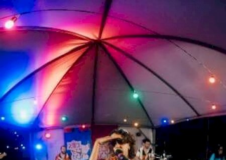 Beca Rodrigues celebra nove anos de carreira com show especial