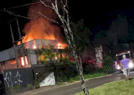 Inc&ecirc;ndio com chamas altas atinge antigo motel desativado