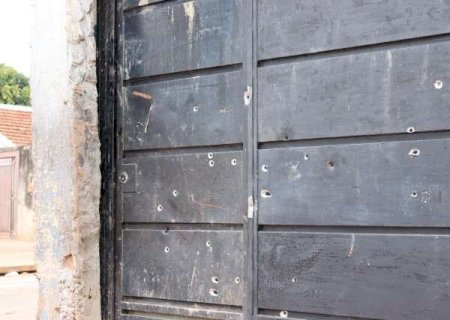 Casa na esquina onde homem foi executado &eacute; alvo de 35 tiros