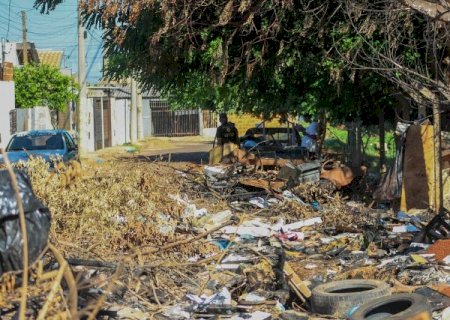 Ap&oacute;s limpeza e instala&ccedil;&atilde;o de c&acirc;meras, tr&ecirc;s s&atilde;o presos por descartar lixo