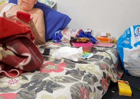 Entre fraldas e doa&ccedil;&otilde;es, idosa de 80 anos luta contra o abandono dos filhos