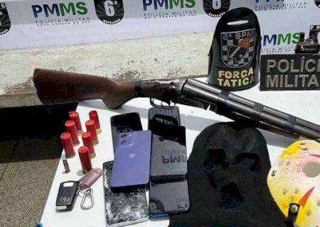 Com espingarda e m&aacute;scara de terror, homem &eacute; preso tentando sequestrar crian&ccedil;as