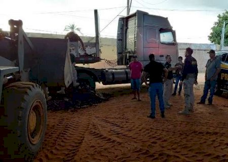 C&atilde;es descobrem 208 kg de coca&iacute;na sob assoalho de bitrem com min&eacute;rio