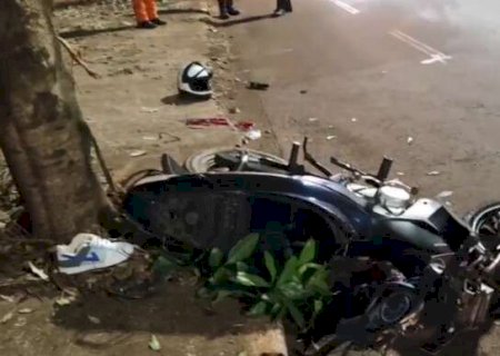 Motociclista perde controle, bate em &aacute;rvore e morre em avenida