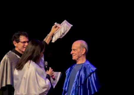 Ney Matogrosso se torna doutor honoris causa em cerim&ocirc;nia lotada