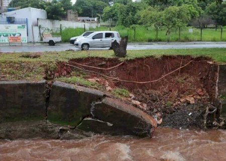 Chuva forte derruba parte de muro de conten&ccedil;&atilde;o do C&oacute;rrego Prosa