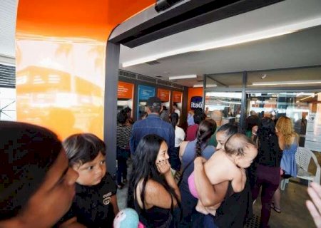 Sob calor de 33&deg;C, benefici&aacute;rios do INSS enfrentam at&eacute; 4 horas de fila