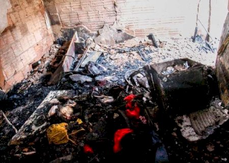 Para &ldquo;pedir ajuda&rdquo;, mulher ateia fogo na pr&oacute;pria casa e vai presa