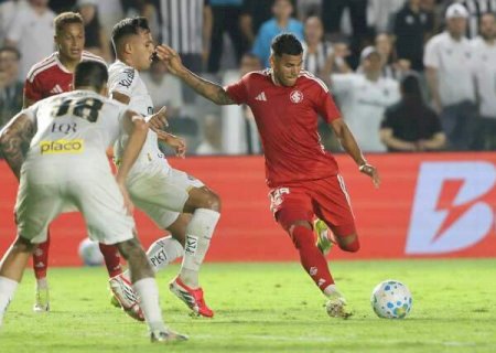 Internacional marca nos acr&eacute;scimos e vence o Santos na Vila Belmiro