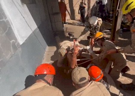 Idoso cai em fossa de 18 metros ao tentar fazer reparo em casa