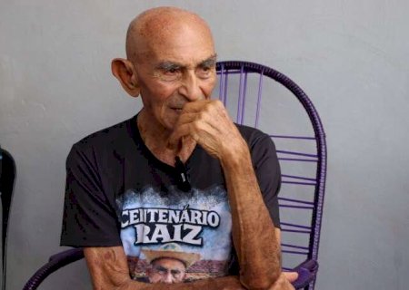 Chico faz 100 anos ap&oacute;s 3 picadas de cobra e tomando mocot&oacute; todo dia