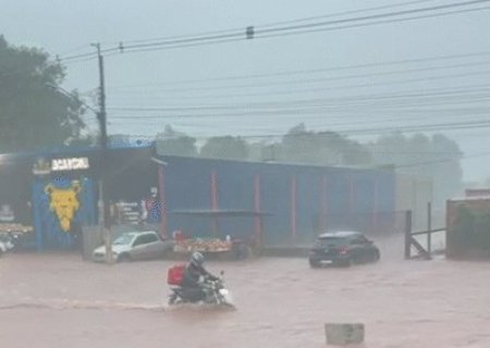Temporal transforma ruas em rios em Maracaju