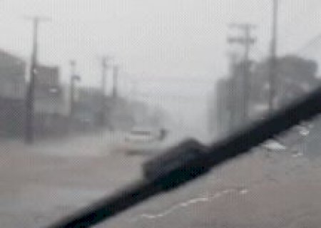 Em menos de 30 minutos, chuva causa alagamentos em avenidas da regi&atilde;o norte