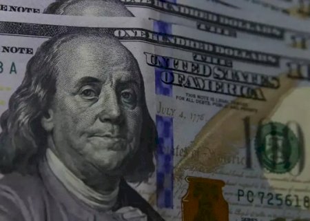 D&oacute;lar fecha abaixo de R$ 5 com tens&otilde;es entre Estados Unidos e Ir&atilde;