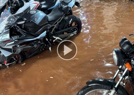 Chuva alaga loja de pe&ccedil;as e causa preju&iacute;zo na Manoel da Costa Lima