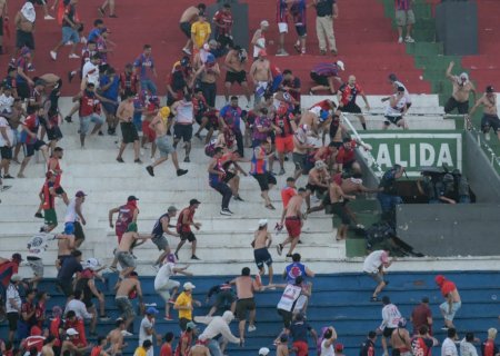 Batalha campal paralisa clássico entre Olimpia e Cerro Porteño no Paraguai; veja vídeo