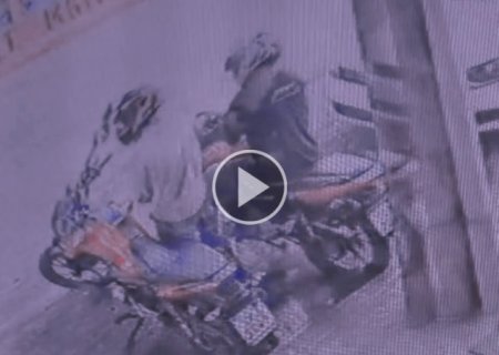 Dupla usa chave mestra e furta moto em frente a Belmar Fidalgo