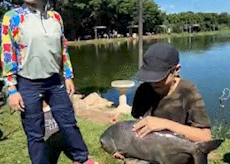 A&ccedil;&atilde;o promove experi&ecirc;ncia de pescaria e passeio a caiaque para crian&ccedil;as autistas