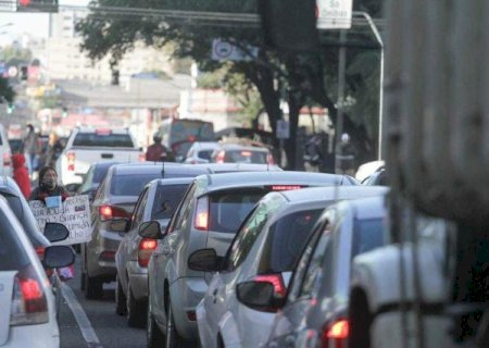 Abril exige licenciamento de ve&iacute;culos com placas finais 1 e 2
