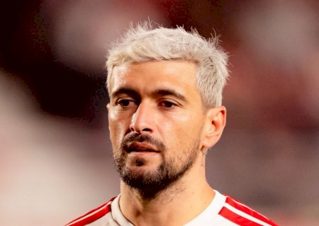 Arrascaeta sente problema no ombro, vai a hospital para fazer exames e preocupa o Flamengo