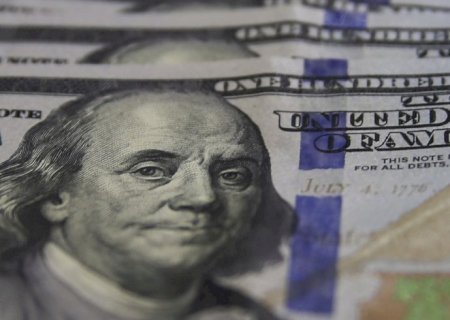 Dólar fecha abaixo de R$ 5 pela primeira vez em mais de dois anos