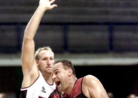 Flamengo aposenta camisa 14 do basquete em homenagem a Oscar Schmidt