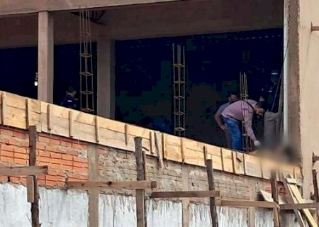 Homem &eacute; executado a tiros em obra e pistoleiro rouba moto para fugir