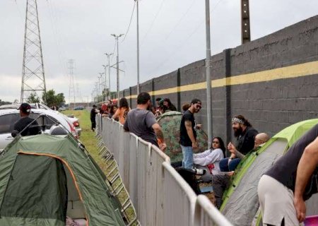 F&atilde;s enfrentam madrugada e risco de chuva para garantir lugar na grade