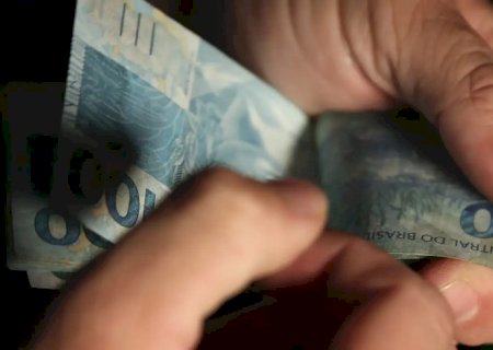 Caixa e BB liberam abono salarial para nascidos em março e abril