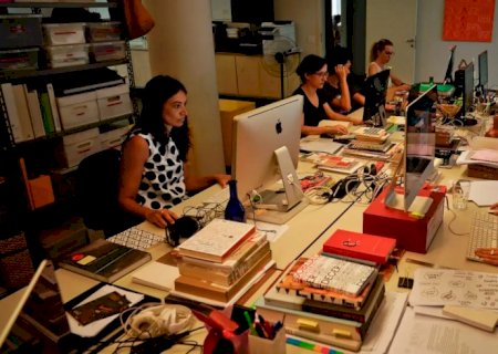 Emprego feminino aumenta 11%, mas desigualdade salarial persiste