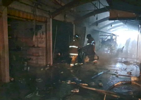 Inc&ecirc;ndio na madrugada destr&oacute;i lojas em centro comercial da fronteira