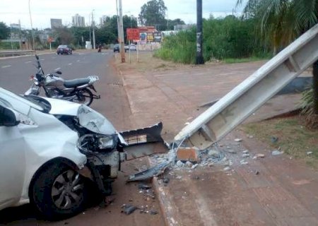 A cada 36 horas, um poste &eacute; derrubado em acidentes no Estado