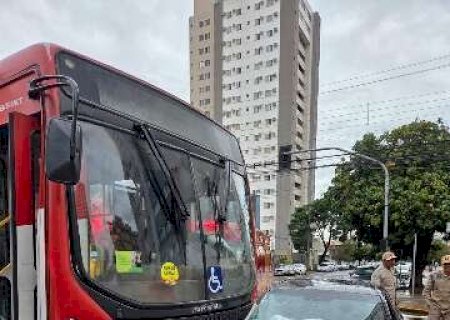 &Ocirc;nibus e carro batem em cruzamento movimentado no Centro