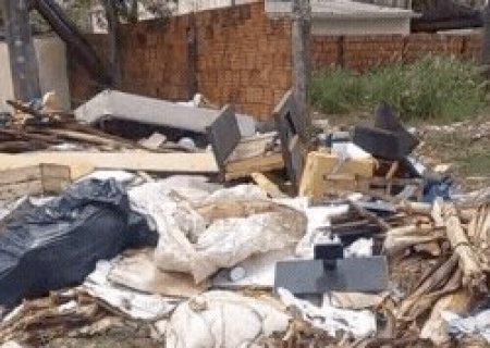 J&aacute; denunciado, terreno segue abandonado e cheio de lixo no Anache