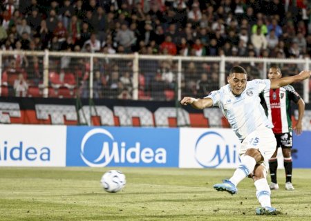 Carlos Vinicius perde três pênaltis seguidos em duelo entre Grêmio e Palestino; assista