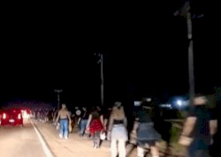 Sem alternativa, roqueiros desistem do tr&acirc;nsito e seguem a p&eacute; pela BR-262