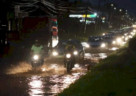 Ve&iacute;culos ficam danificados ap&oacute;s a chuva alagar a Avenida Guaicurus