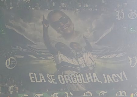 Torcida do Coritiba homenageia Jacy em bandeirão ao lado da mãe, vítima de câncer; assista ao vídeo