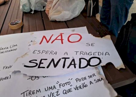 Alunos protestam contra estrutura ap&oacute;s inc&ecirc;ndio em bloco da UFMS