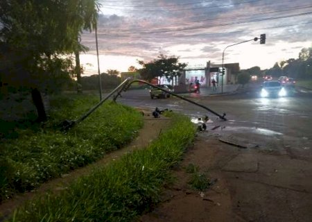 Picape derruba sem&aacute;foro e motorista foge em carro de apoio no Aero Rancho