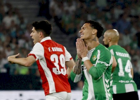 Antony marca, mas Betis sofre virada do Braga e cai na Liga Europa; veja classificados às semifinais