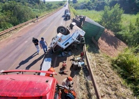 Condutor sai ileso ap&oacute;s tombar carreta ao desviar de ve&iacute;culo em Dourados