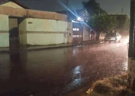 S&aacute;bado termina com chuva forte em alguns bairros de Campo Grande